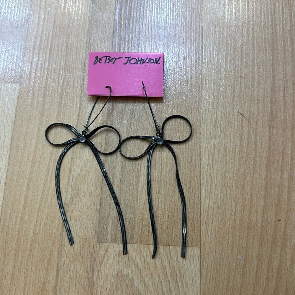 Betsey Johnson Bow drop earrings